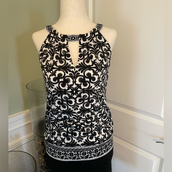 Halter style top w black and white print - Picture 1 of 4